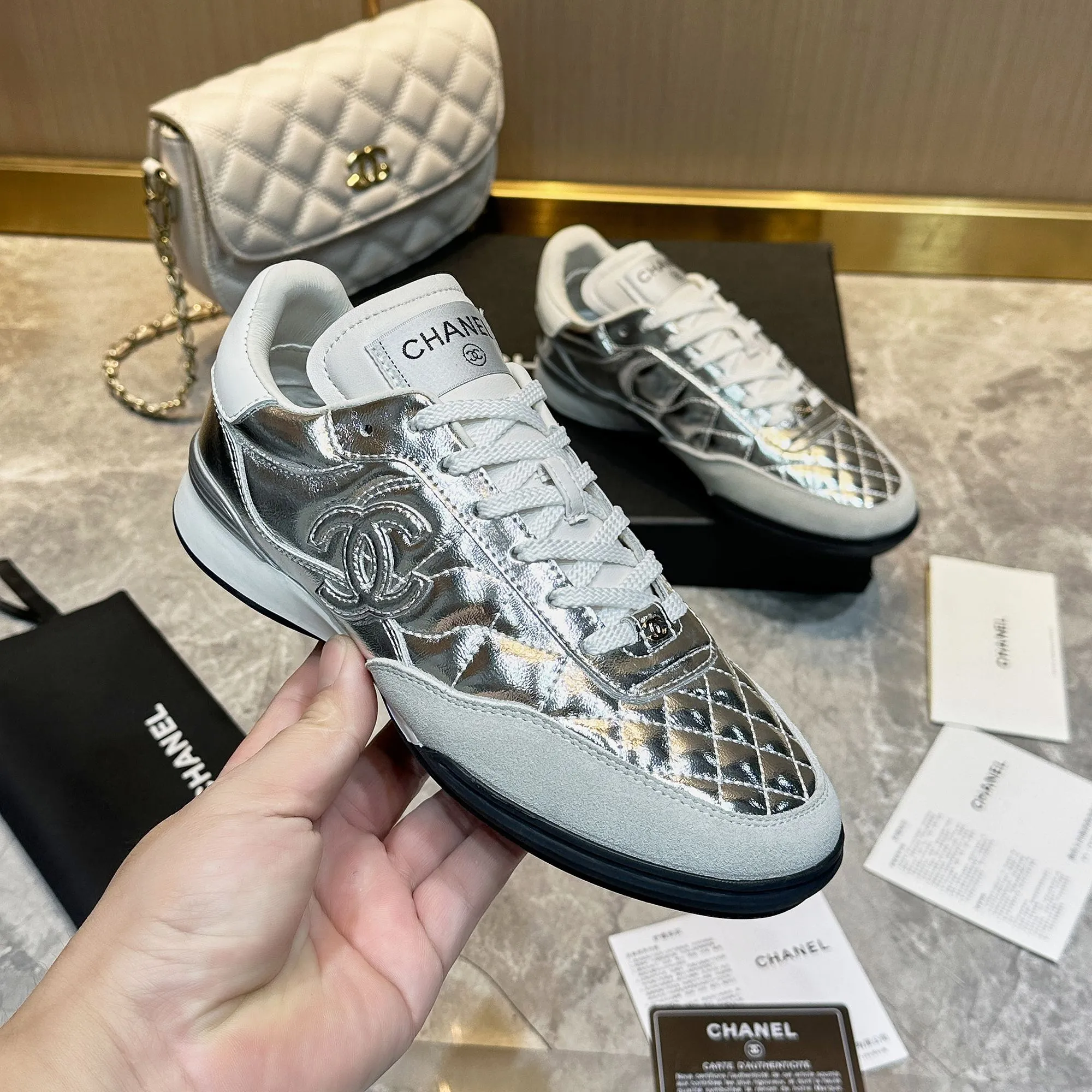 👟👟Ex-factory price 560👟👟 Chanel Chanel - 2024 counter top casual sports shoes This classic design; the upper is electro-embroidered with a variety of techniques; the outsole is fashionable and sporty; it is unusual to incorporate a variety of color matching elements... The diversified mix and match is very beautiful and versatile, casual, fashionable, sports and outdoor can be taken into account... ꫛꫀꪝ Go➫ Material: ❶Upper is made of: Original imported mixed-breed sheep ❷Inside made of: original imported breathable sheepskin ❸Outsole based on: original TPU outsole Full set of boutique packaging for women 35–41